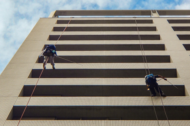 ロープアクセスで工事するから費用が安い!!