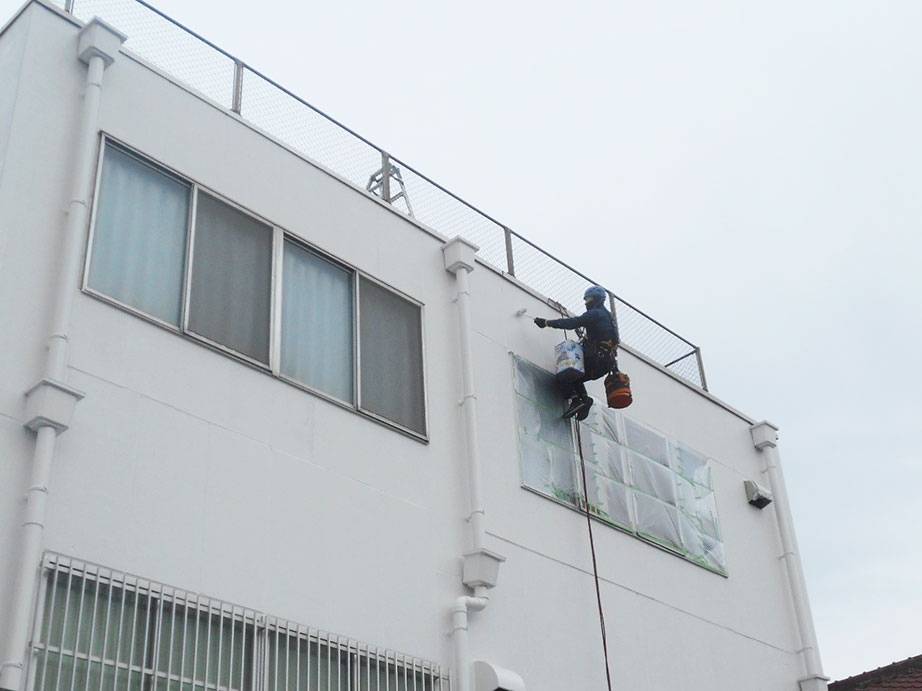 ロープアクセスで工事するから費用が安い!!