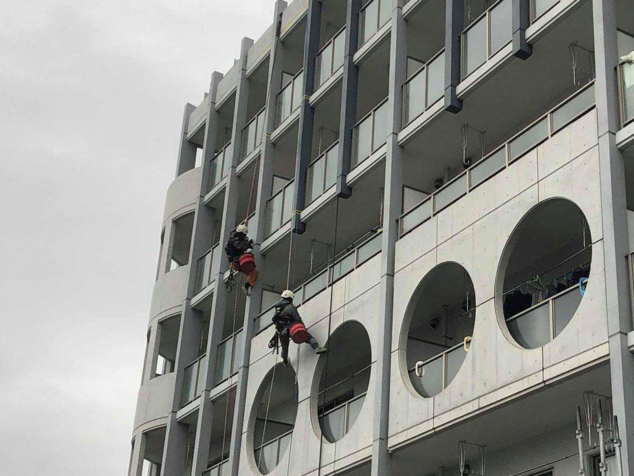 ロープアクセスで工事するから費用が安い!!