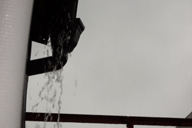 雨樋では受けきれずオーバーフロー