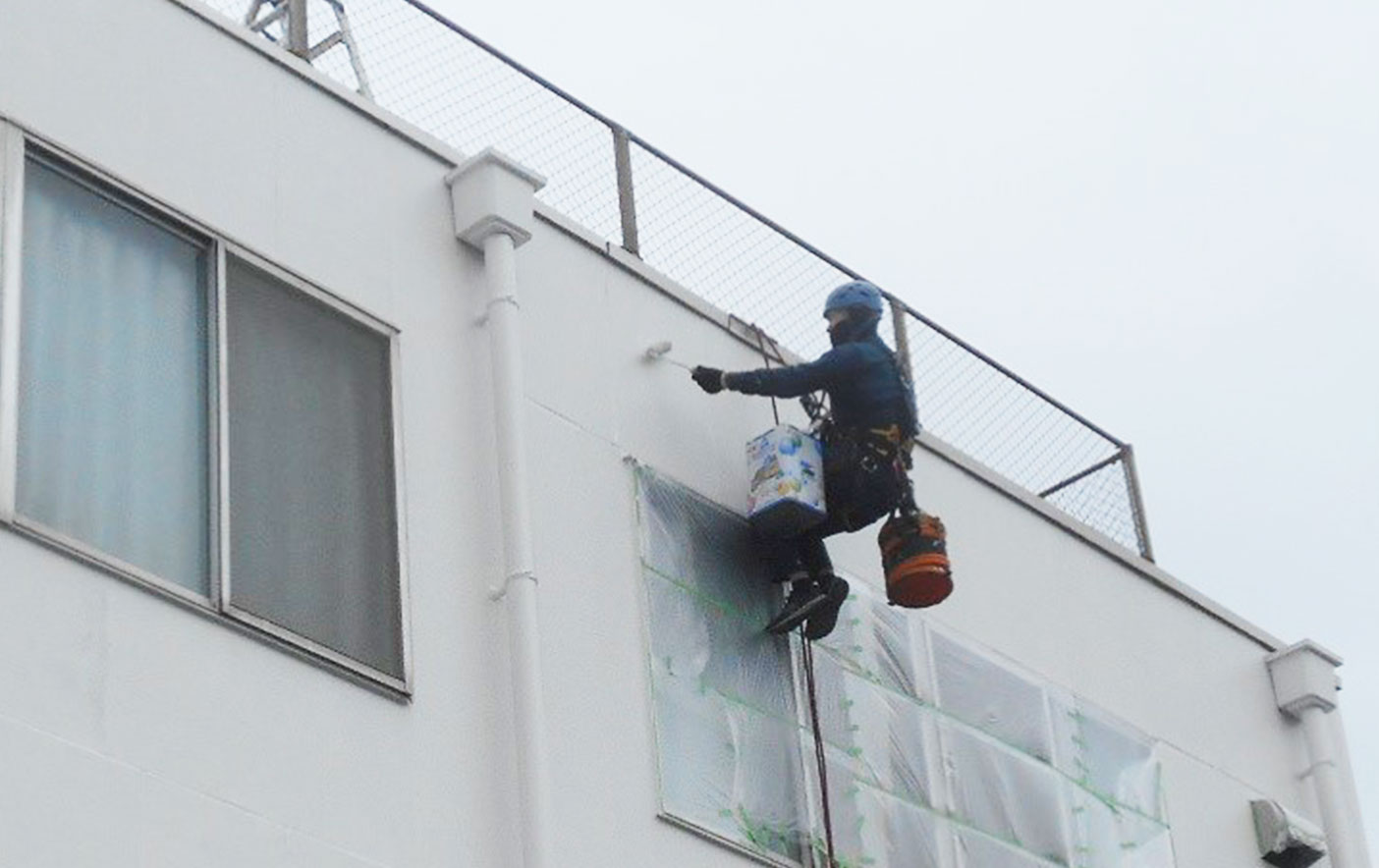 狭小地にも対応できるロープアクセスで工事!